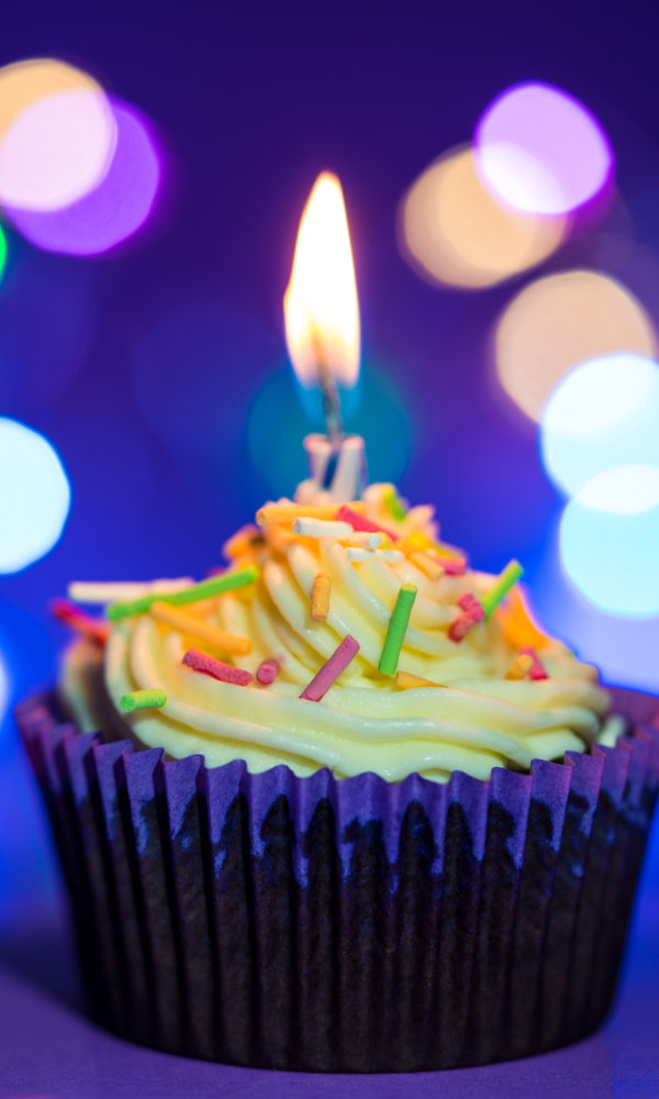 invitacion-digital-cumple-blue-dance-foto-vertical-pastelillo-tonos-morados-topping-amarillo-con-velita