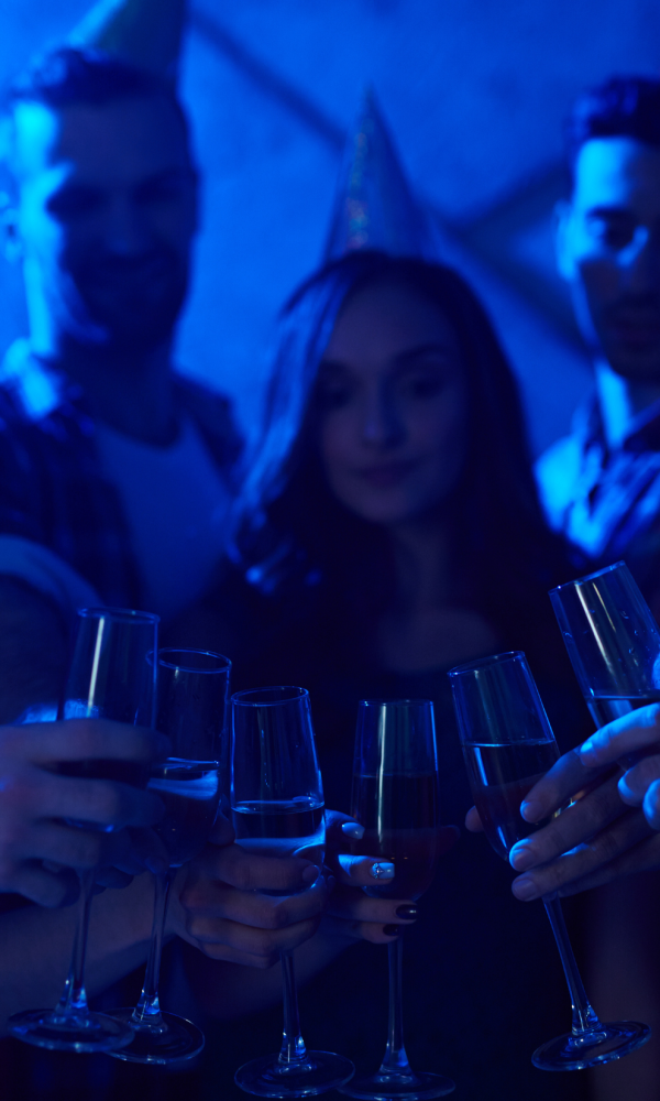 invitacion-digital-cumple-blue-dance-foto-vertical-personas-celebrando-con-copas-al-frente