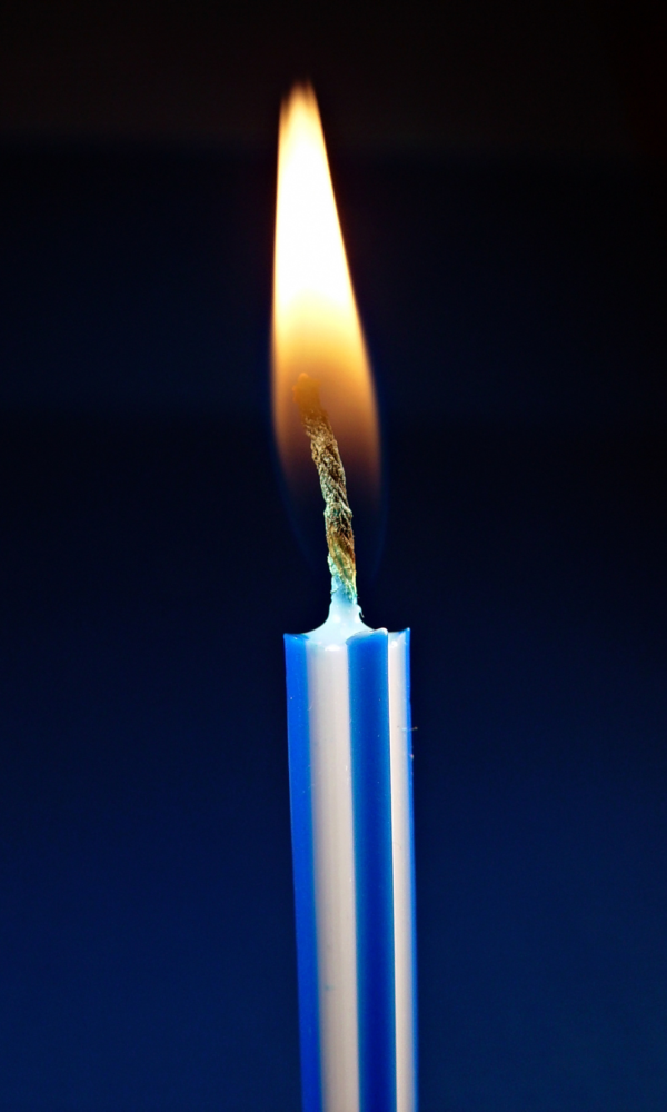 invitacion-digital-cumple-blue-dance-foto-vertical-velita-encendida-con-fondo-liso-oscruro